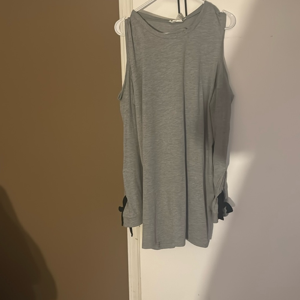 Gray cold shoulder sweatshirt.